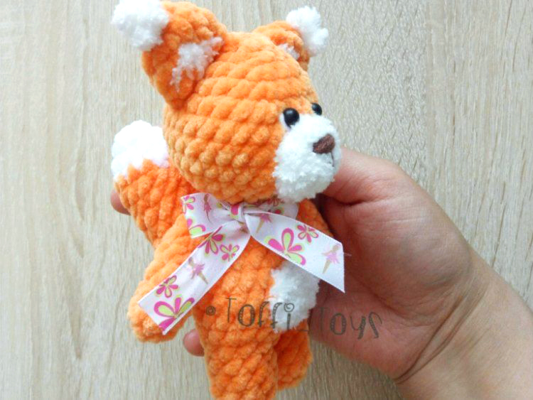 Crochet squirrel amigurumi