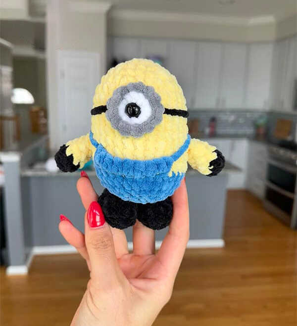 Free Amigurumi Project: A professional look at the finished crochet minion. Access the complete free tutorial on our blog to start today.