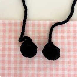 The small leg and black shoe details of the Minion character are featured in this clear layout. There is a real free pattern on my page, but this image is here to provide motivation and design ideas. You should add this project to your collection to create a stable and cute toy.