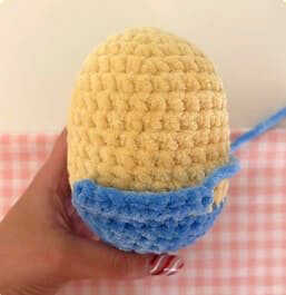 This visual showcases the crochet details of the famous blue Minion overalls for amigurumi lovers. I am publishing a real free pattern in the link; however, this content is meant to be a visual model for your reference. You can explore our technical tips to crochet the outfit accurately.