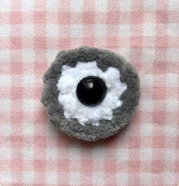 The iconic goggles and eye details of the Minion character are highlighted in this close-up view. There is a real free pattern available in the link, yet this specific visual is shared to give you creative ideas. You can discover all the tiny details by clicking through to our full guide.