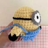 This image focuses on the fine craftsmanship of the overall straps and their attachment points. Even though there is a real free pattern in the link, this visual is presented to create an inspiring atmosphere for makers. You can click now to learn how to make the outfit look more realistic.